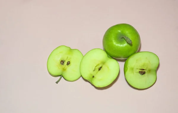 Saftige Grüne Äpfel Auf Beigem Hintergrund — Stockfoto