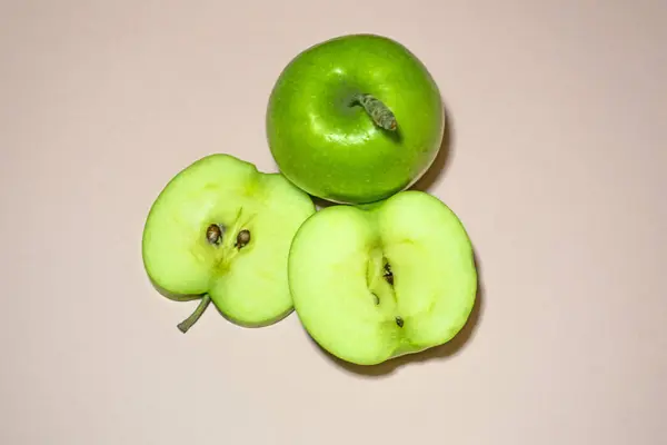 Manzanas Verdes Jugosas Sobre Fondo Beige — Foto de Stock