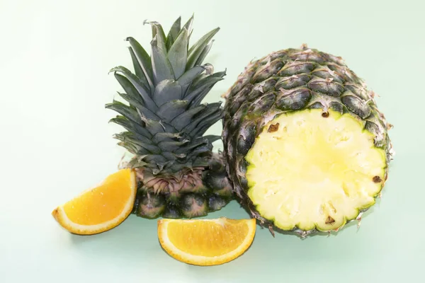 Obst Scheiben Auf Blauem Hintergrund Ananas Und Orange — Stockfoto