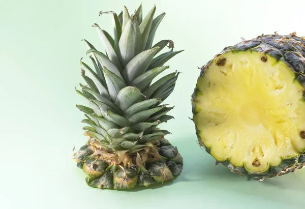 Scheiben Geschnittene Saftige Ananas Auf Grauem Hintergrund — Stockfoto