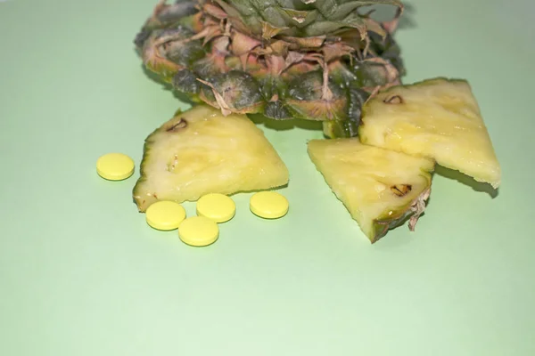 Ananasscheiben Und Pillen Auf Blauem Hintergrund Gesundheit Und Natürliche Vitamine — Stockfoto