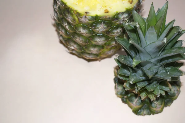 Scheiben Geschnittene Saftige Ananas Auf Rosa Hintergrund — Stockfoto