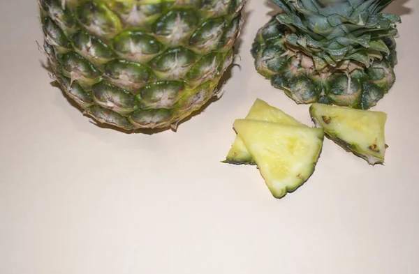 Scheiben Geschnittene Saftige Ananas Auf Rosa Hintergrund — Stockfoto