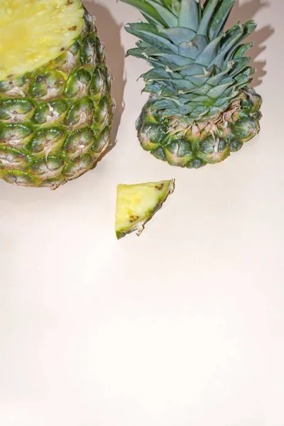 Gesneden Sappige Ananas Een Roze Achtergrond — Stockfoto
