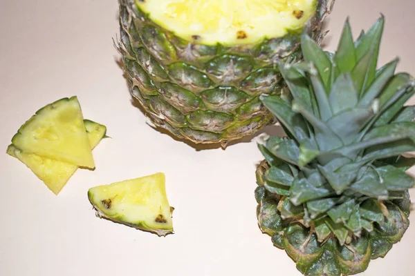 Scheiben Geschnittene Saftige Ananas Auf Rosa Hintergrund — Stockfoto