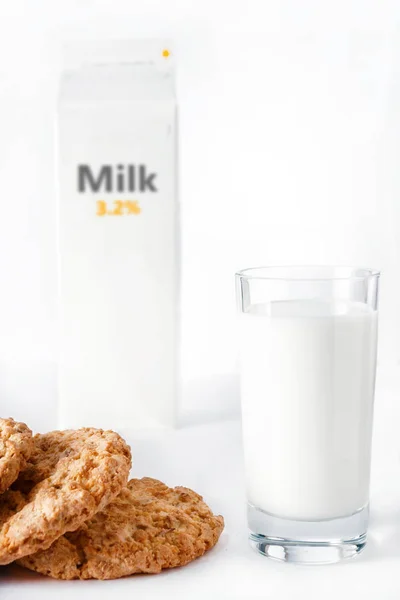 Bir paket süt ve şarap cam