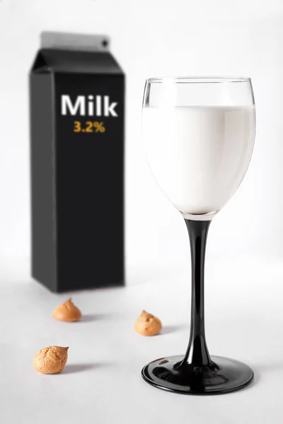 Bir paket süt ve şarap cam