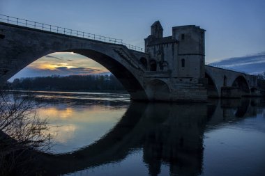 Avignon 'da Sunset 'te tarihi köprü, Fransa