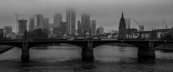 Czarno-białe Panorama na rzece w Frankfurt nad Menem, Niemcy — Zdjęcie stockowe