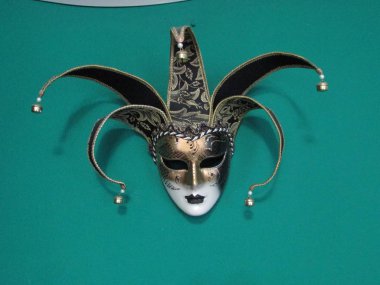 Duvarda Venedik maskesi