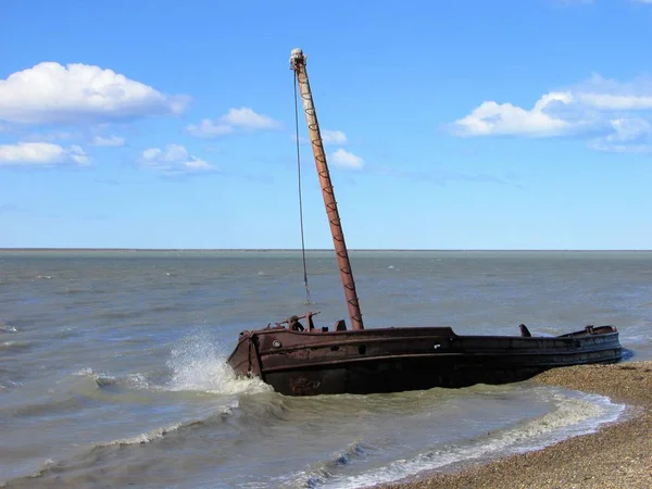 Старая лодка в бурное море — стоковое фото