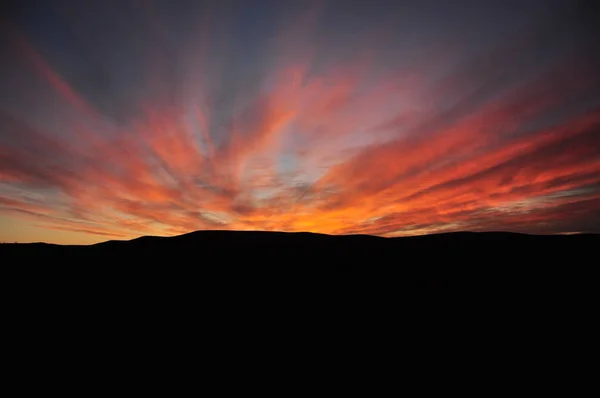 Röd Solnedgång Fältet — Stockfoto