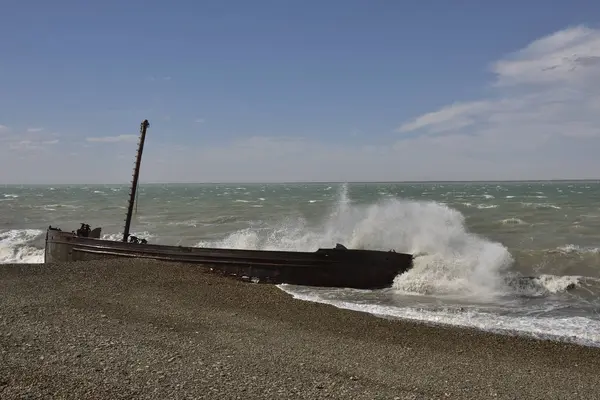 Vagues Avec Brise Vent Contre Coque Navire Échoué — Photo