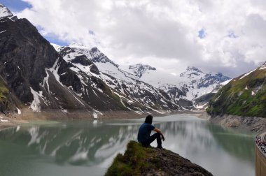 Kar, göl ve bulutlar