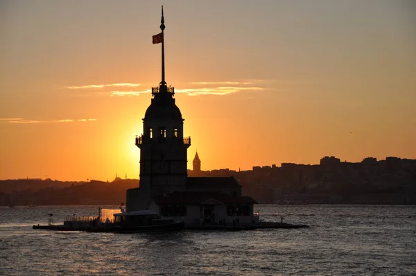 Istanbul günbatımı ve Kız Kulesi