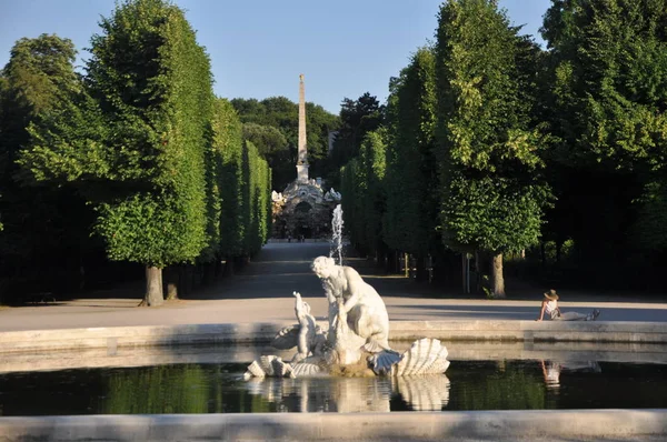 Schonburnn Sarayı bahçelerine