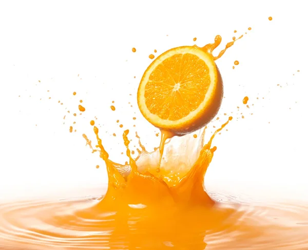 Portakal Suyu Beyaz Arka Planda Meyvesiyle Sıçrıyor — Stok fotoğraf
