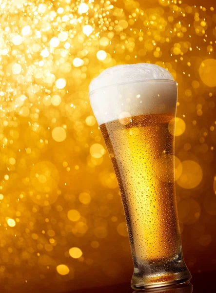 Vidro Cerveja Contra Fundo Luzes Bokeh Ouro — Fotografia de Stock