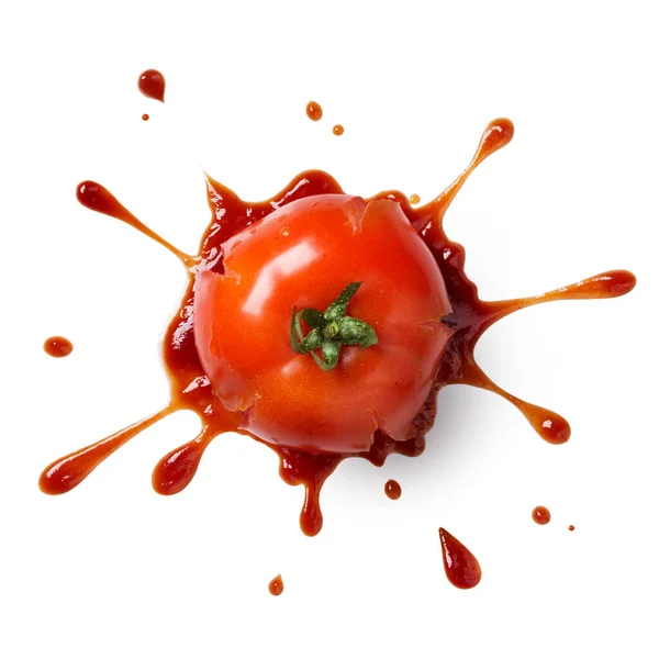 Tomate Esmagado Salpicado Com Ketchup Isolado Sobre Branco — Fotografia de Stock