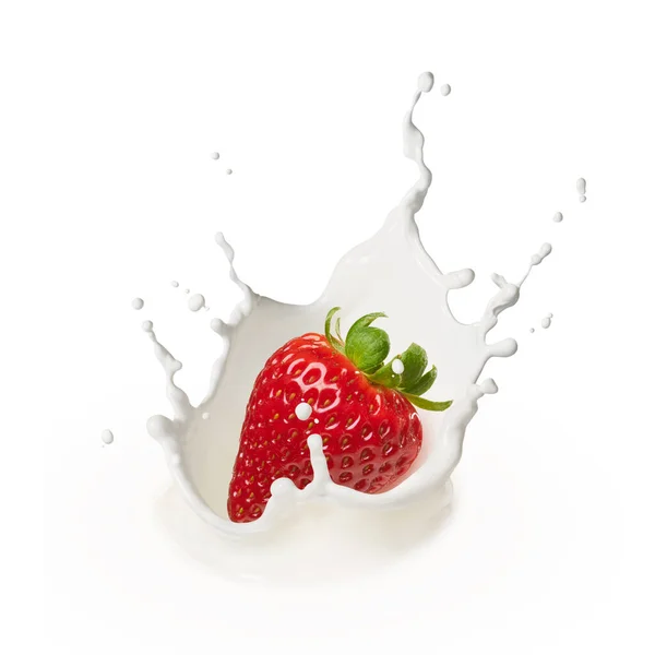 우유에 딸기를 떨어뜨리면 튀기게 — 스톡 사진