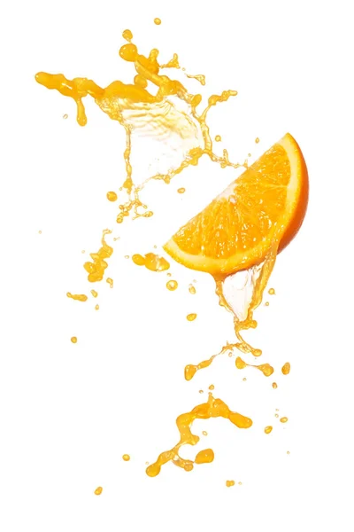オレンジジュースは白で隔離されたオレンジのスライスで飛び散る — ストック写真