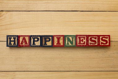 saadettir ahşap küp kelime ahşap masa üstünde