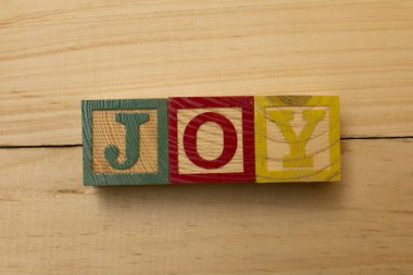 sevinç ahşap küp kelime ahşap masa üstünde