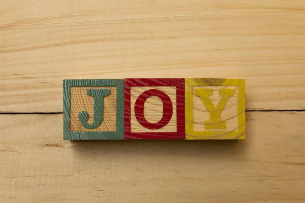 sevinç ahşap küp kelime ahşap masa üstünde