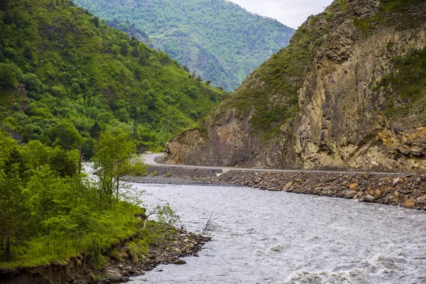 Wilde rivier in de bergen van Dagestan — Stockfoto