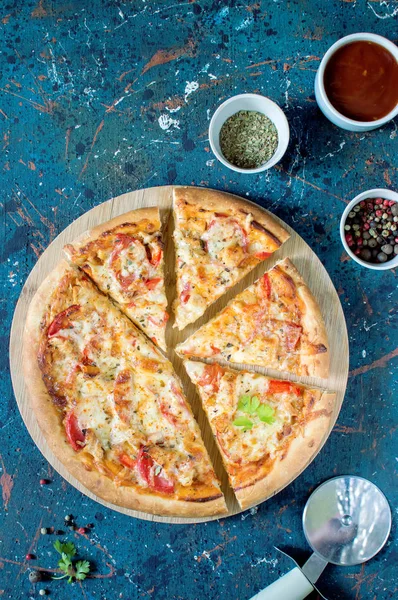 ahşap tahta üzerinde pizza