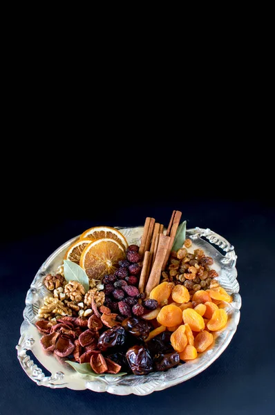 Çeşit çeşit baharat, Kuru elma, portakal, Kuru Kayısı, Kuru erik, Kuru üzüm metal bir plaka üzerinde