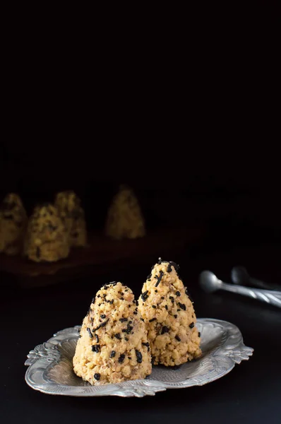 Rus klasik pasta kek metal bir plaka üzerinde