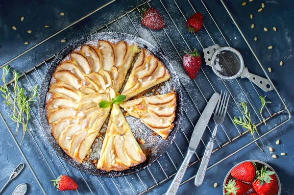 Elma dilimleri ile şeklinde pasta