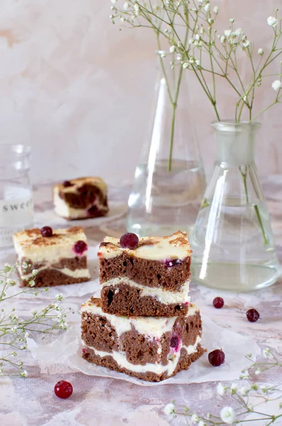 Süzme peynir ve çilek ile çikolatalı kek.