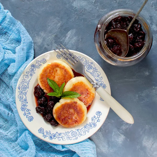 Karanlık bir arka plan üzerine bir kase içinde turp.