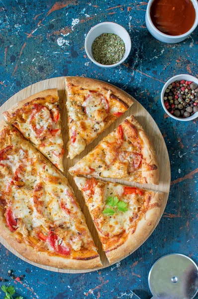 Karanlık bir arka plan üzerine bir kase içinde turp.