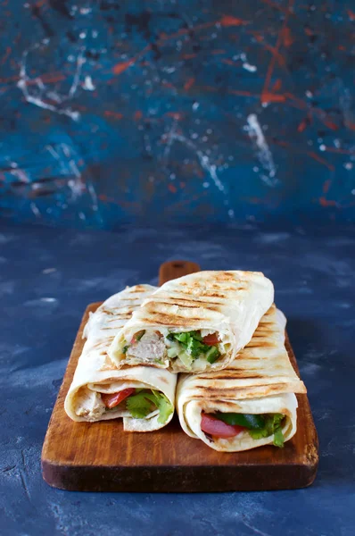 Et ve sebze ile bir ızgarada pişmiş sandviç.