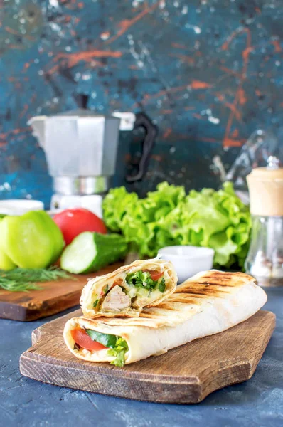 Karanlık bir arka plan üzerine bir kase içinde turp.