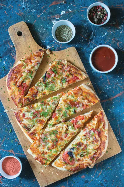 Karanlık bir arka plan üzerine bir kase içinde turp.