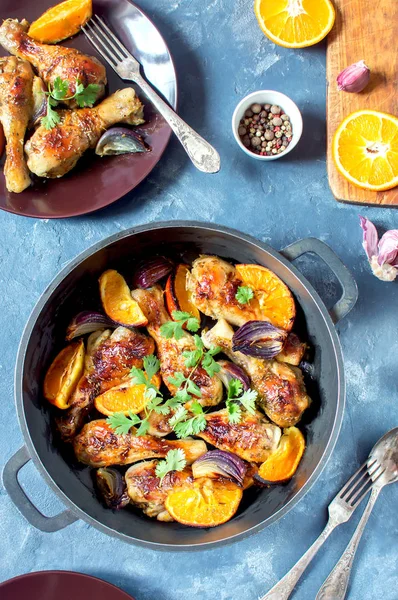 Portakal ve kırmızı soğan ile pişmiş tavuk parçaları.