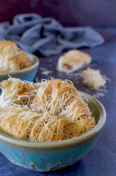 Kunaf kadaifi üzerinden ev oryantal tatlılar