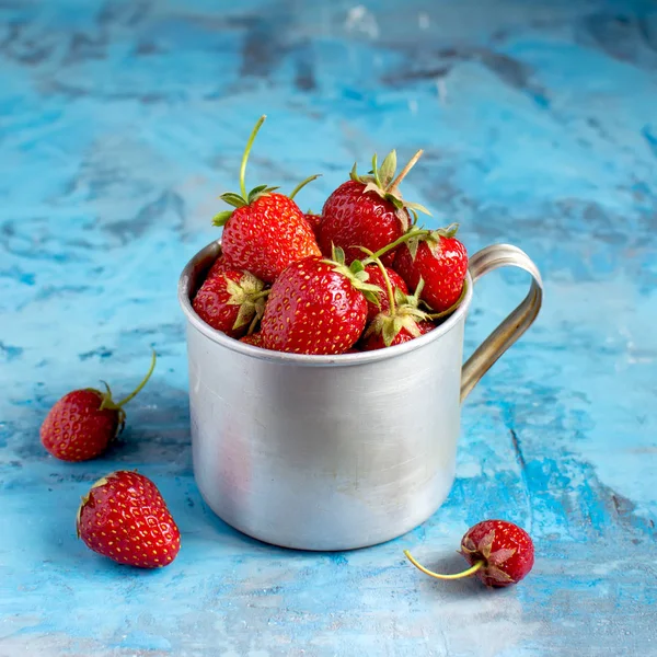 Bir kupa taze çilek.