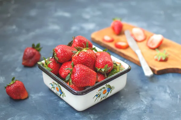 metal bir kase çilek.