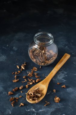 Karanlık bir arka plan üzerinde kuru mantar