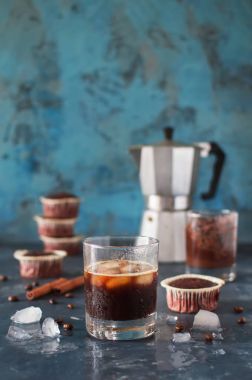 Karanlık adam üzerinde ıslak ıspanak yaprakları