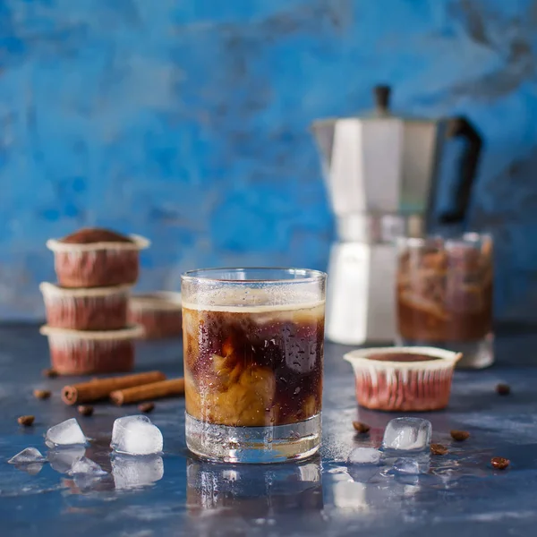 Karanlık adam üzerinde ıslak ıspanak yaprakları