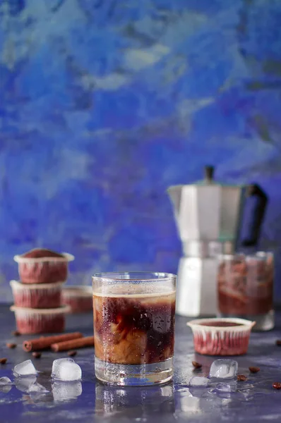 Karanlık adam üzerinde ıslak ıspanak yaprakları