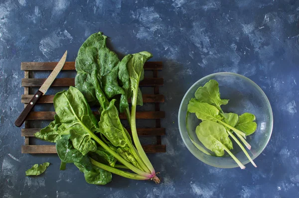Karanlık adam üzerinde ıslak ıspanak yaprakları