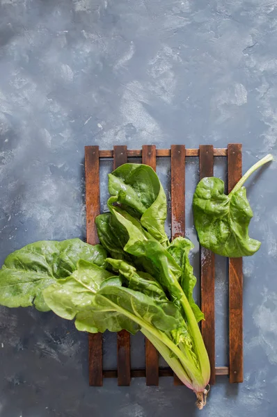 Karanlık adam üzerinde ıslak ıspanak yaprakları