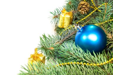 Koniler, hediyeler ile Noel ağacı dalları